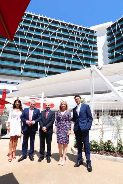 La alcaldesa subraya que la marca Marbella “hoy brilla más aún con la apertura del establecimiento hotelero que supone el regreso del Club Med a España”